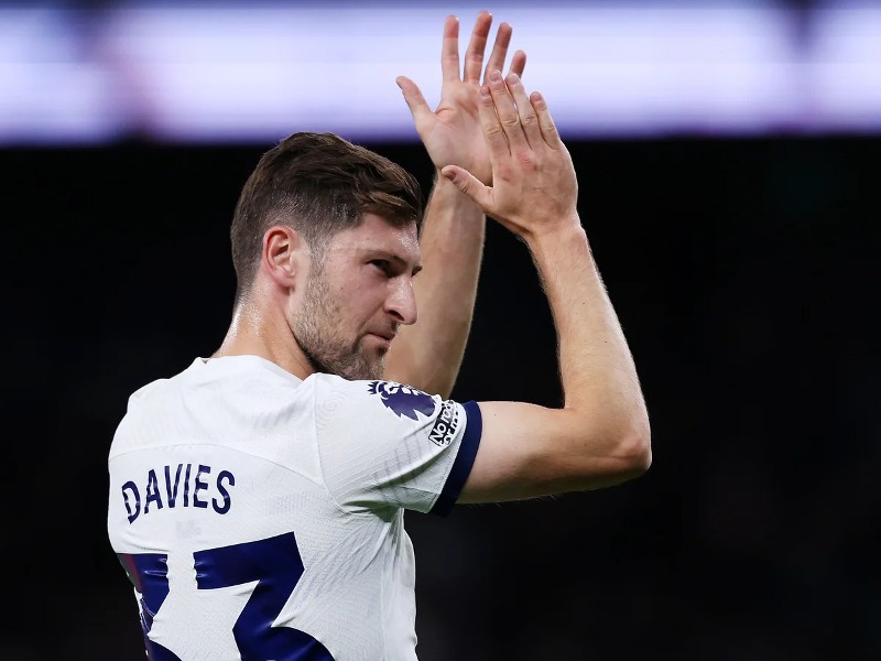 Davies thi đấu dưới màu áo Tottenham 